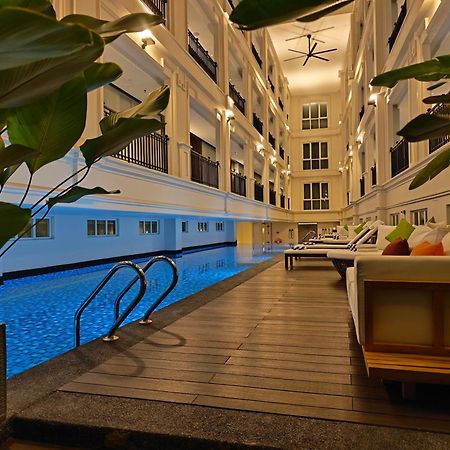 Hotel The George Penang By The Crest Collection George Town Esterno foto The swimming pool at the hotel
