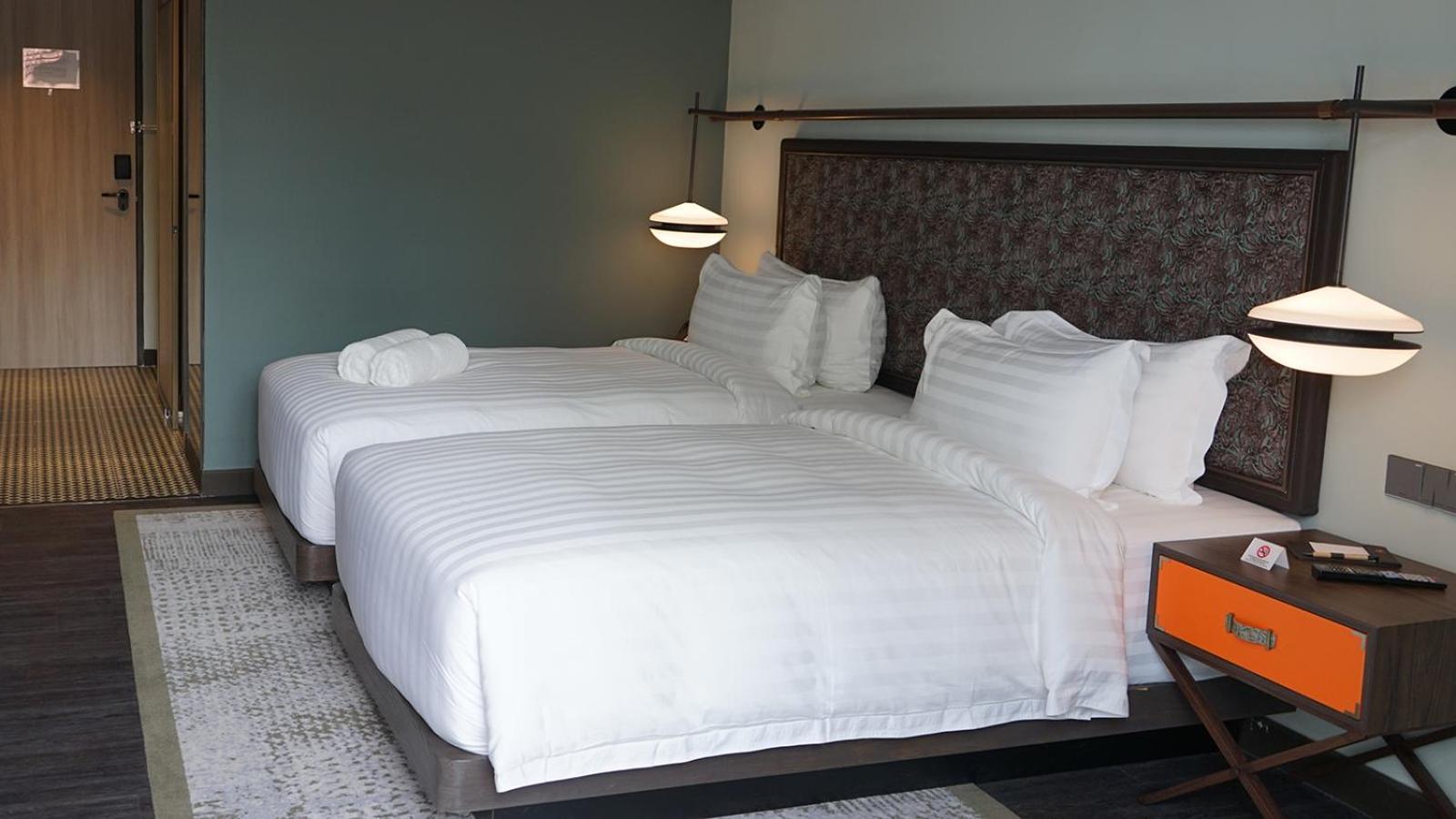 Hotel The George Penang By The Crest Collection George Town Esterno foto Beds with white sheets