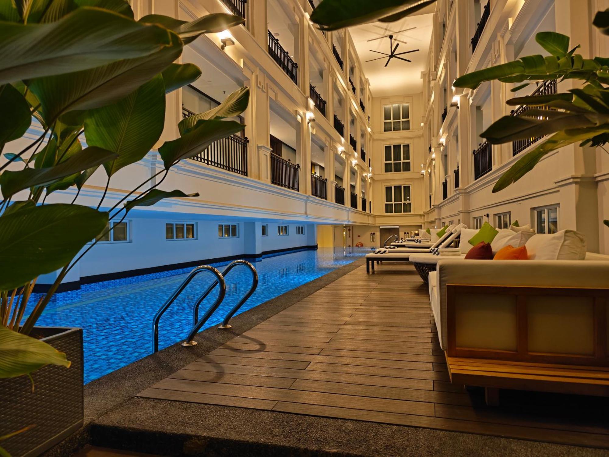 Hotel The George Penang By The Crest Collection George Town Esterno foto The swimming pool at the hotel