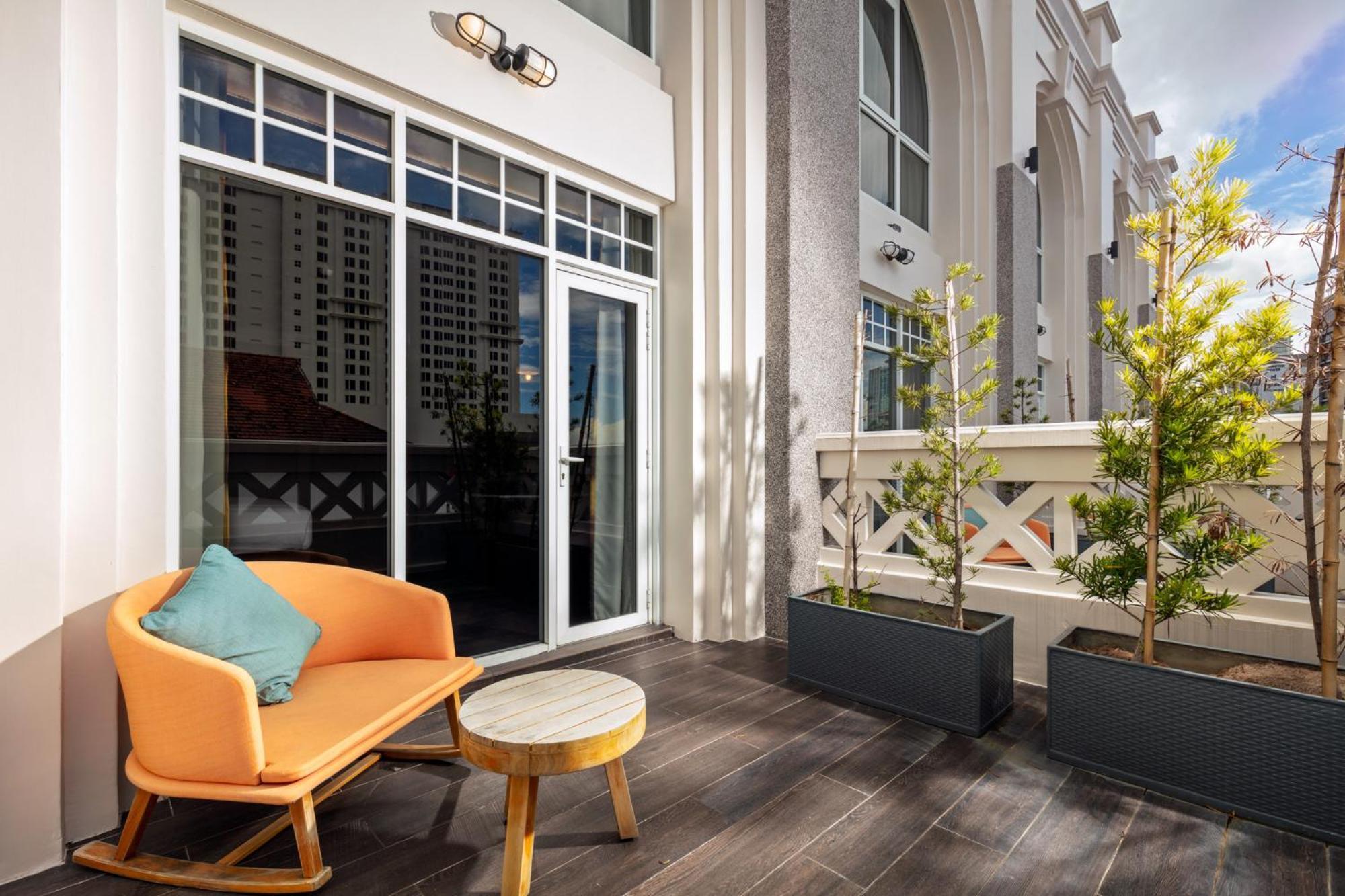 Hotel The George Penang By The Crest Collection George Town Esterno foto A balcony in Singapore
