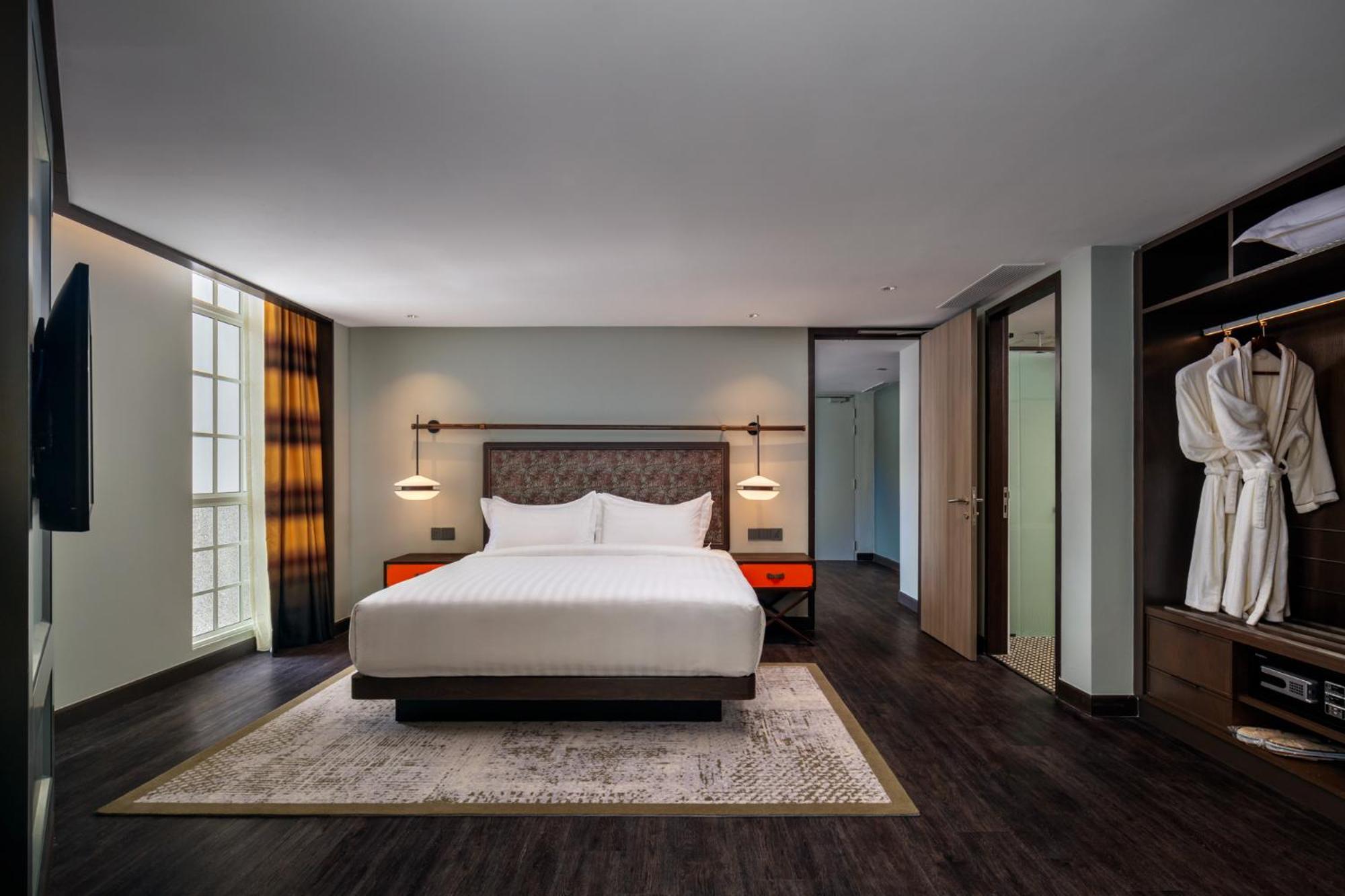 Hotel The George Penang By The Crest Collection George Town Esterno foto A bedroom at the hotel