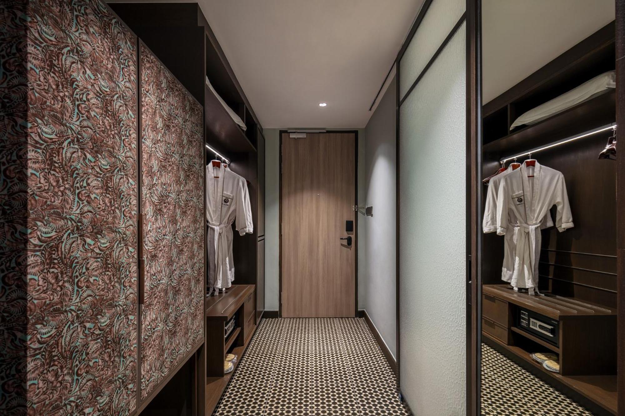 Hotel The George Penang By The Crest Collection George Town Esterno foto A walk-in wardrobe