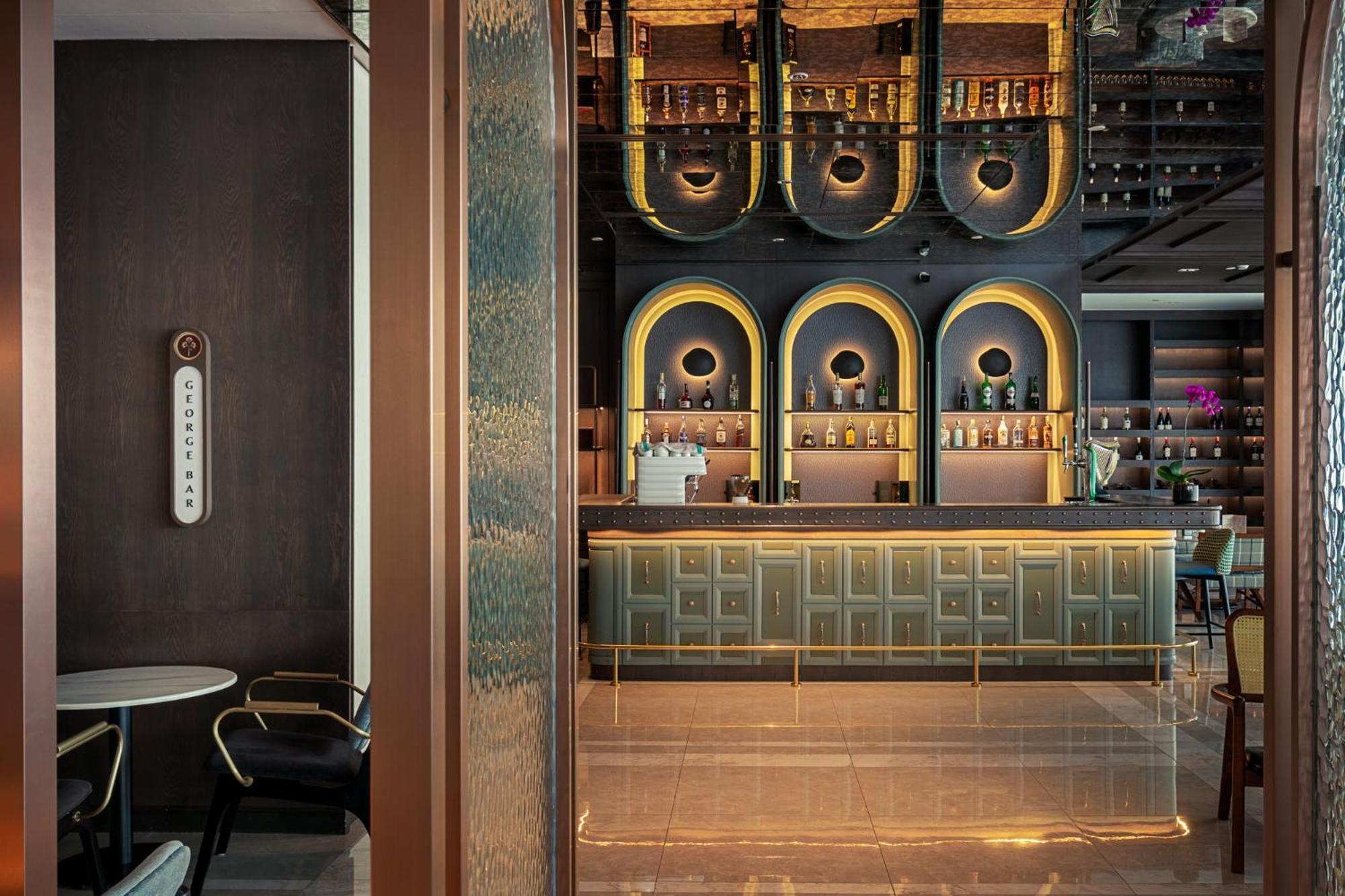 Hotel The George Penang By The Crest Collection George Town Esterno foto The bar at the hotel