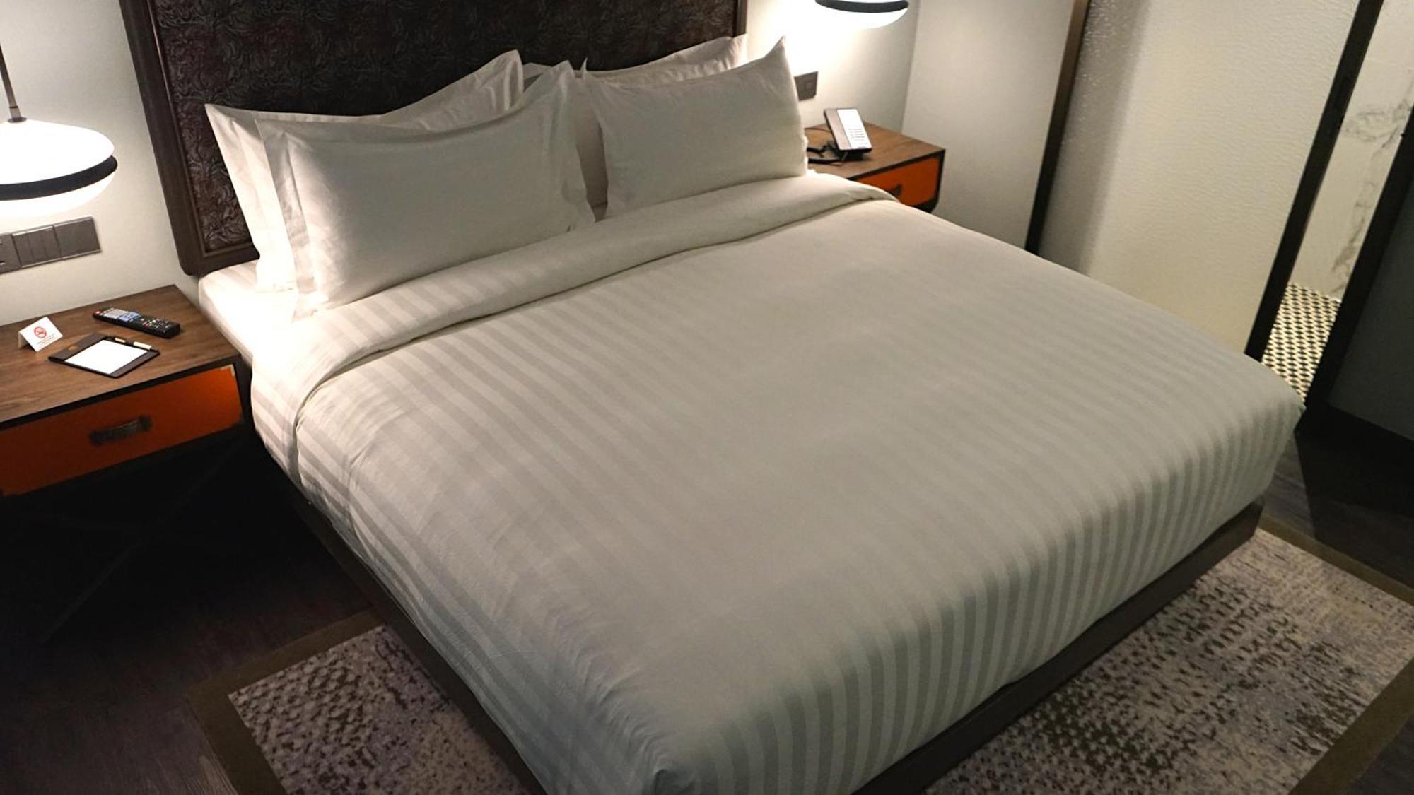 Hotel The George Penang By The Crest Collection George Town Esterno foto A bed with a duvet