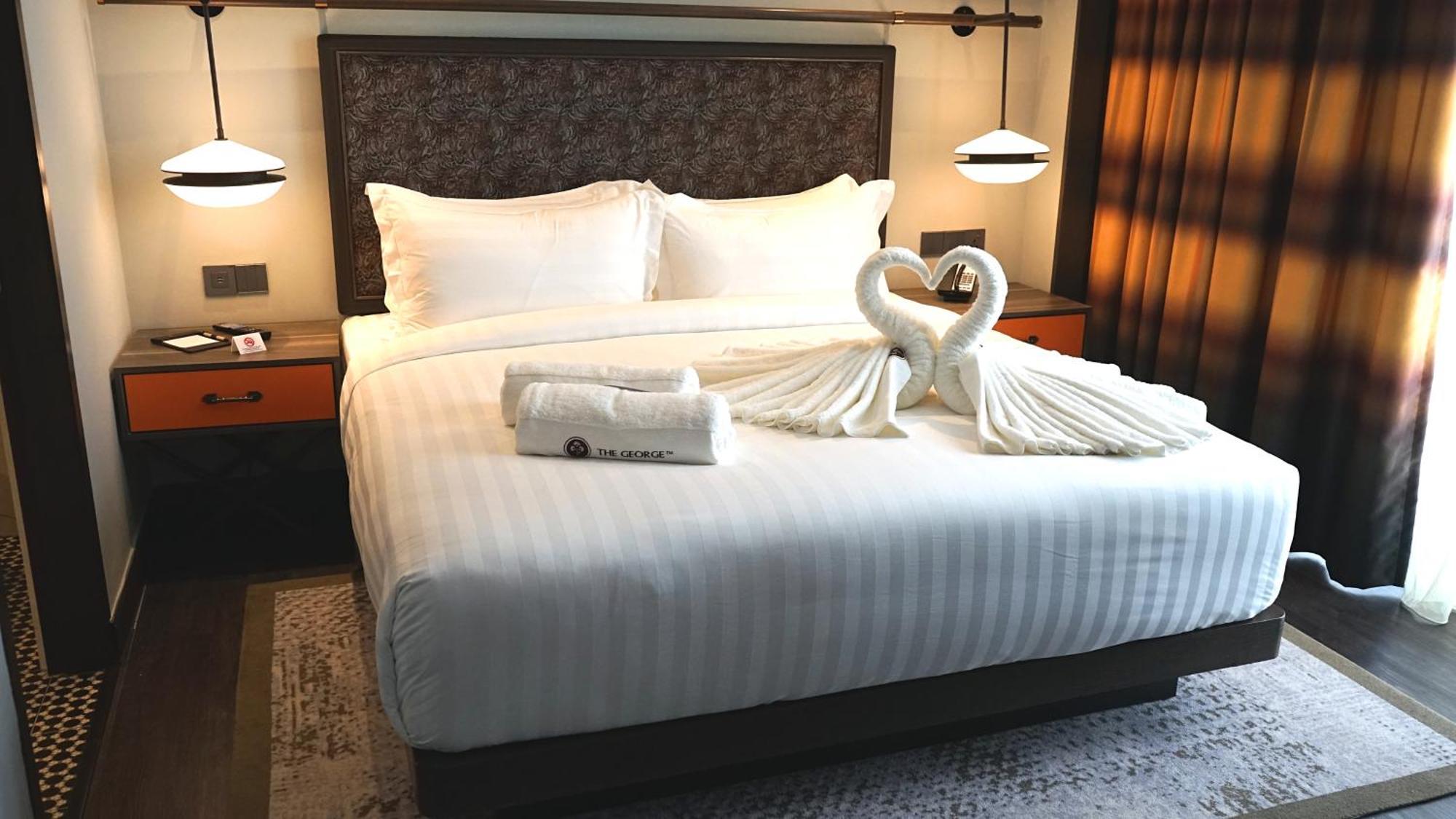Hotel The George Penang By The Crest Collection George Town Esterno foto A bed with a swan shaped towel
