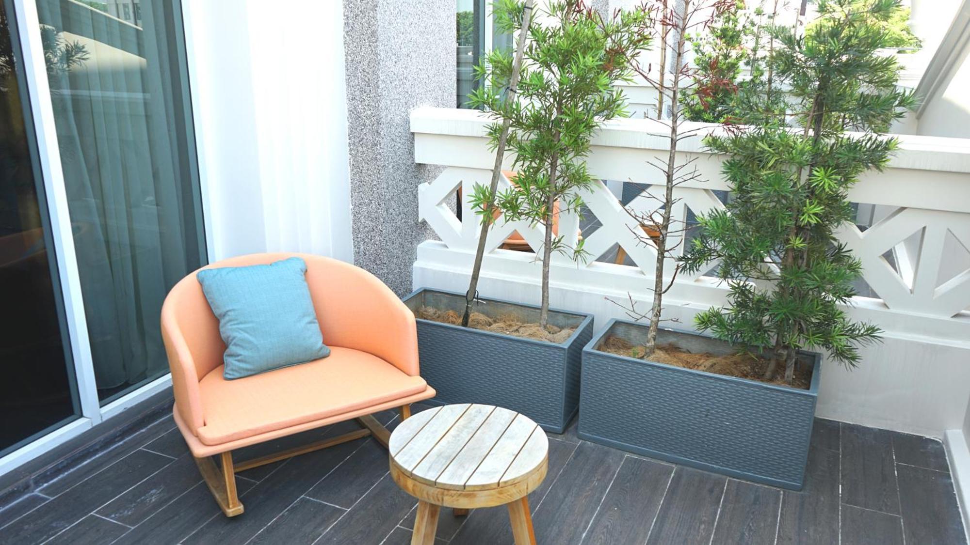 Hotel The George Penang By The Crest Collection George Town Esterno foto A balcony in a hotel