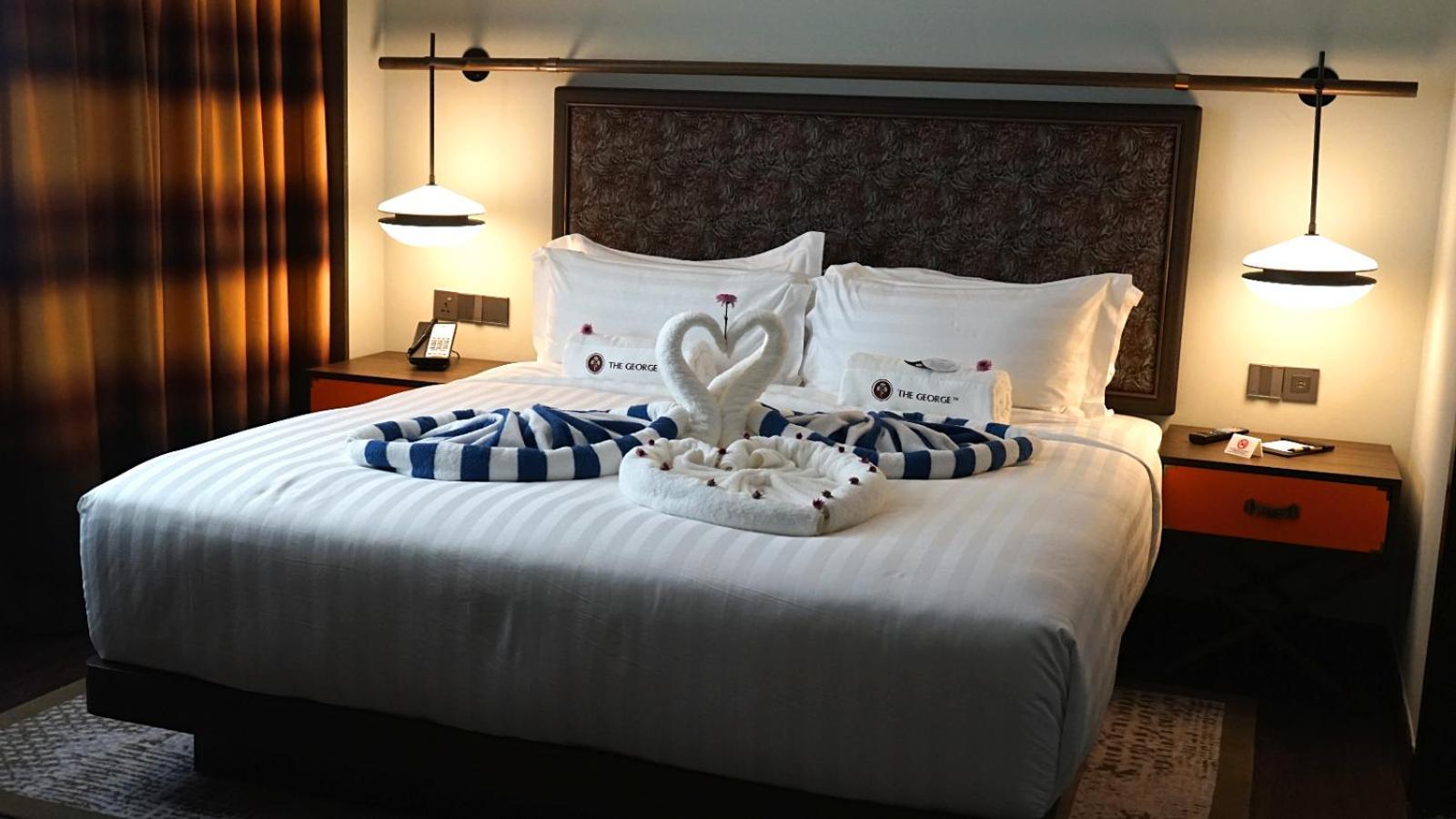 Hotel The George Penang By The Crest Collection George Town Esterno foto A bed with a towel swan