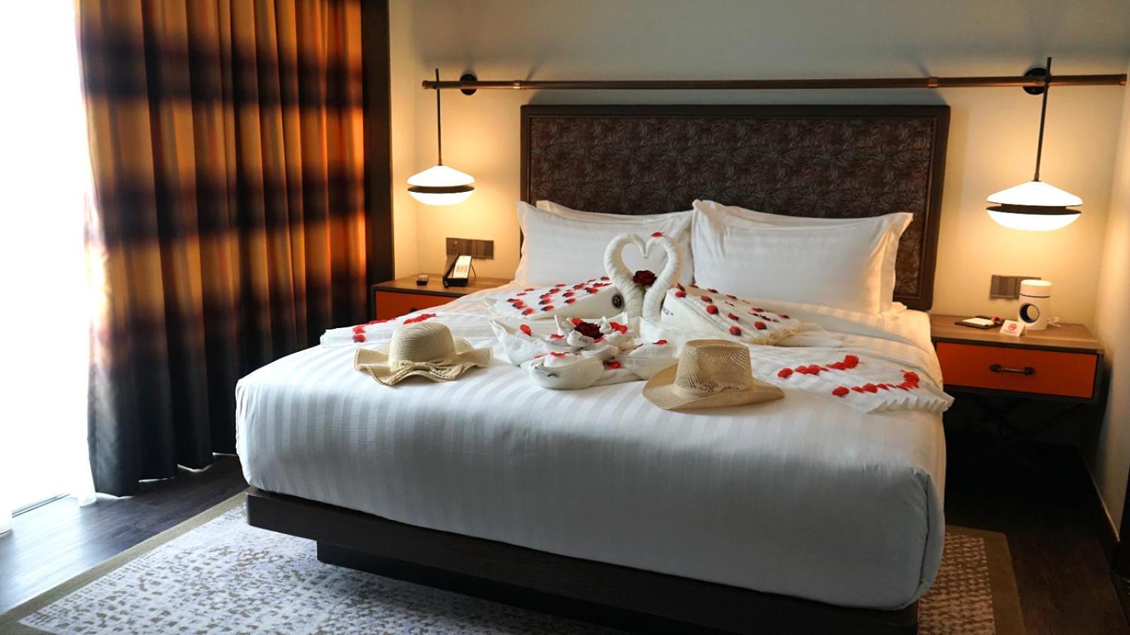 Hotel The George Penang By The Crest Collection George Town Esterno foto A bed with a swan shaped towel